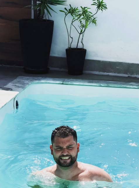 LeaoMC na piscina
